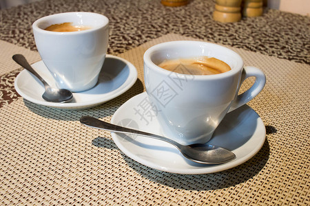 两个白色咖啡杯 配餐板 小金属S型背景图片