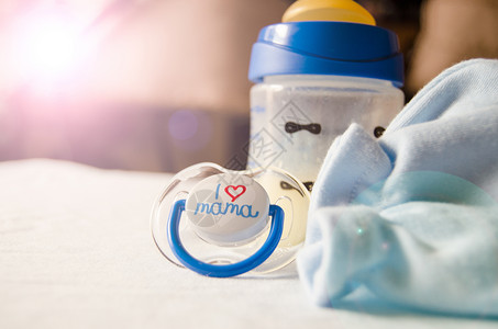 母亲分娩后5天 即婴儿出生后5天 转成牛奶塑料家庭新生玩具熊手套抗体瓶子胸部初乳护理背景