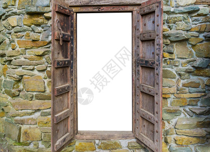 旧中世纪风格的木制窗框 在砖墙上打开 以白色隔开背景