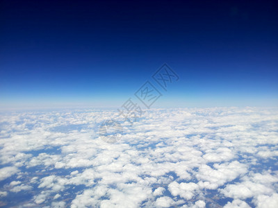 从飞机上白云的顶部视图 以明蓝天空为背景白色自由天气蓝色空气天堂天际环境晴天背景图片