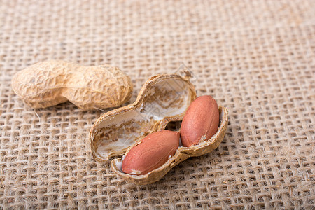 花生碎裂 罐壳夹在麻布上坚果食物养分小吃饮食营养种子背景图片