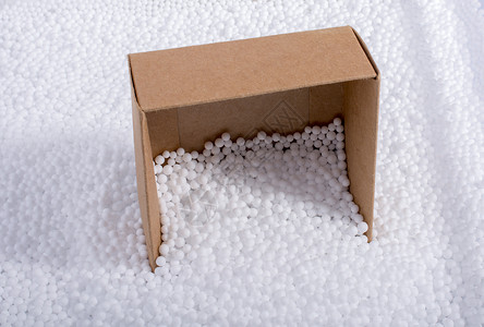 白色聚苯乙烯泡沫球上的盒子展示礼物惊喜包装礼物盒圆形防震背景图片