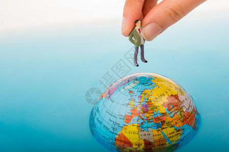 在水中浮游于地球的顶端指导商务旅行世界雕像全球人士塑像游客领导背景图片