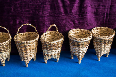 供出售的空篮子购物稻草工艺礼物野餐手工业柳条手工传统背景图片