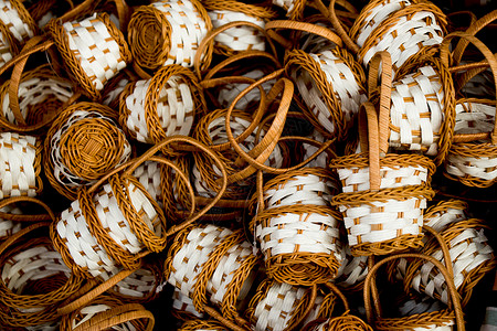 供在市场销售的空篮子稻草野餐柳条手工业工艺传统礼物手工购物背景图片