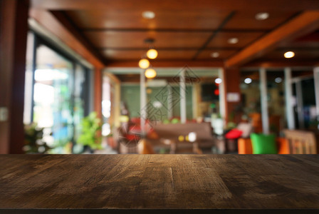 在抽象模糊背景面前的空暗黑木板桌Name房间产品柜台硬木窗户嘲笑建筑食物购物中心咖啡店背景图片