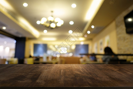 在抽象模糊背景面前的空暗黑木板桌Name咖啡硬木店铺木头建筑商业餐厅产品柜台桌子背景图片