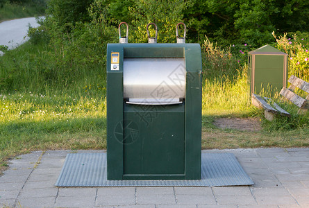 荷兰的现代垃圾箱卡片多云盒子彩色背景图片