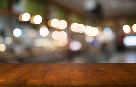 空木桌面和夜市背景模糊选择桌子旅行木头柜台餐厅咖啡店城市商业展示酒吧背景图片