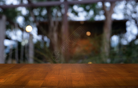 在抽象模糊bokeh背面的空暗黑木桌前g桌面厨房柜台店铺旅行木头展示酒吧房间咖啡店背景图片