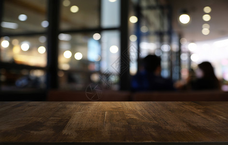 在抽象模糊bokeh背面的空暗黑木桌前g背景餐厅木头咖啡桌面食物厨房咖啡店产品酒吧背景图片