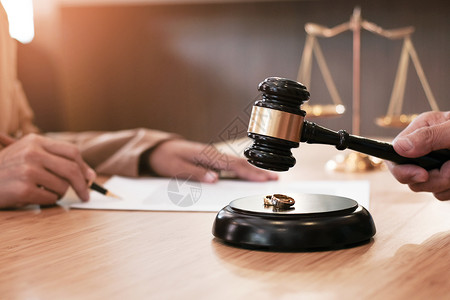 不忠法官就结婚离婚签署文件做出裁决 律师戒指妻子插图婚姻女士配偶法律家庭休息丈夫背景