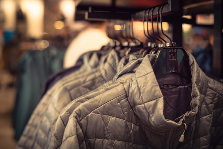 美国户外服装的滤色排女式羽绒服店铺口袋架子女性衣架零售衣服收藏外套警卫背景图片