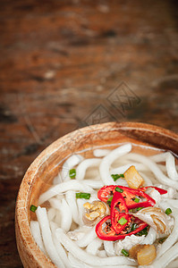 木地板背景木碗中的面条 以木制地板为背景烹饪食品生活木头宏观辣椒静物食物背景图片