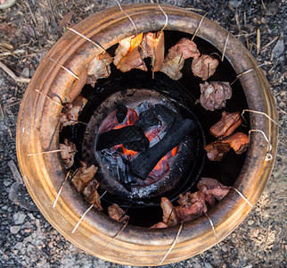烤猪肉在一个大土罐子里 泰国的时尚食品水缸保健厨房瓦罐烧伤字符卫生木炭食物猪肉背景图片