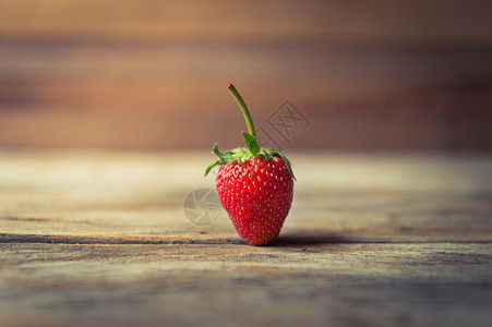把草莓果子放在木头上种子食物生物水果饮食桌子宏观美食静物早餐背景图片