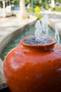 水缸喷泉特写红色圆圈花园装饰风格背景图片