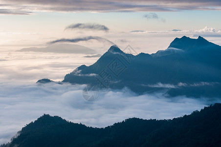 抖志福吉山和华志法山地貌 泰国绿色白色蓝色荒野森林生活自然公园天空商业地标背景