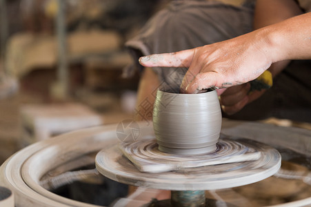 波特车轮特写雕塑家的手和他的工作黏土工业创造力花瓶车轮作坊艺术家制品手工工艺背景