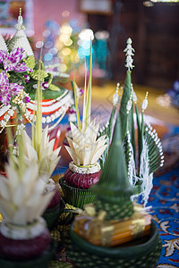 用于和尚仪式设计的带有祭台对象的托盘植物群叶子餐厅奢华工艺花瓣宗教文化桌子宏观背景