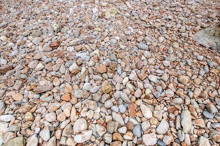 沙滩上鹅卵石的图案背景碎石石头材料卵石灰色海洋商业地面旅游白色背景图片
