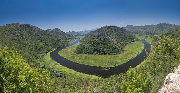 黑山的Crnojevica河弯道爬坡森林国家公园全景主流旅行树叶观光假期背景图片
