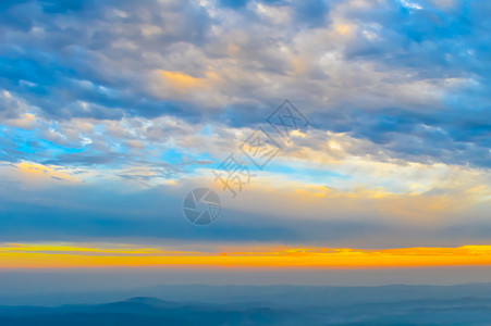 充满活力的彩色云景在戏剧性的天空上 图像是在日落时间的一个阳光明媚的夏日拍摄的 户外旅游摄影 山站气象晴天风景城市天际蓝色天气红背景图片