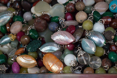 不同颜色的珠珠宝石珠子项链珠宝工艺手工艺术背景图片