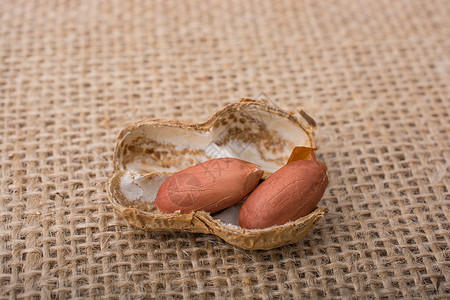 花生碎裂 罐壳夹在麻布上养分营养食物种子坚果饮食小吃背景图片
