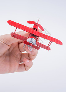 手持白色背景的玩具飞机Name世界乘客运输航班旅行车辆航空公司商业喷射背景图片