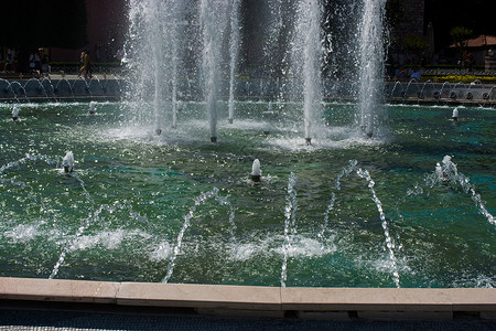 展示的泉水喷泉洒水地面喷涂运动飞溅公园蓝色溪流小雨液体背景图片