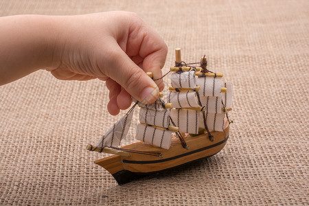 老来娇手亲手搭起帆船来木头帆布纪念品旅行血管车辆航海玩具工艺航行背景