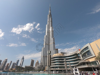 白天从下面看哈利法塔  阿联酋迪拜世界最高的建筑 可以看到迪拜购物中心  世界最大的购物中心地标景观商业哈里发海湾酒店市中心奢华背景图片
