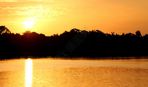 冈比亚河上空的日落背景图片