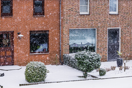 万国联邮日荷兰一个小村庄的雪天 寒冬寒冷 寒冬日有花园的现代dutch梯田式房屋背景