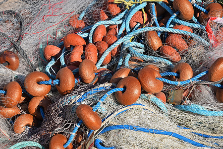 紧贴海网 带多彩浮控港口收成渔业蓝色码头绳索风化浮标棕色智者背景图片