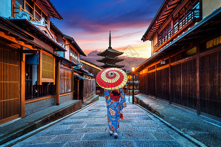 八廊街在日本京都的和Sannen Zaka街 亚洲妇女穿着日本传统和服地区天空文化建筑学地标神道建筑旅游寺庙城市背景