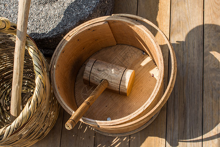 木桶中木制木棍工作工具凿子金属木工木头乐器作坊维修工业背景图片