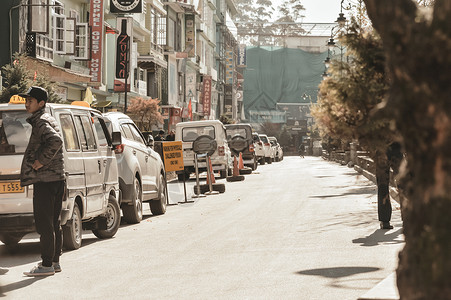 mg专场MG 路甘托克锡金印度 2018 年 12 月 26 日 豪华轿车停在 MG 路停车场混凝土停车场人行道附近交通结构零售信号旅游背景