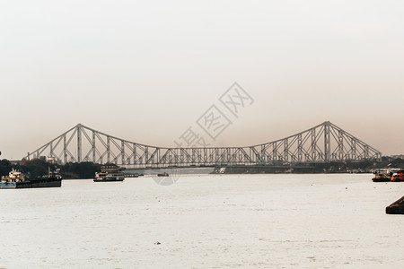 积水成河豪拉大桥的休威特 豪拉大桥 在加尔各答西孟加拉邦的胡格利河上背景