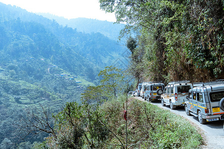 候梯厅2018年5月16日 印度锡金佩林 旅游车辆排成一列 准备在Hemalayan山谷的梯坡地区攀登时间阻塞地标驾驶交通高峰晴天车道背景