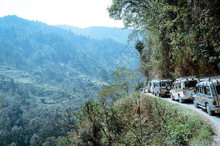 候梯厅2018年5月16日 印度锡金佩林 旅游车辆排成一列 准备在Hemalayan山谷的梯坡地区攀登方式晴天森林多功能旅行摄影停车场背景
