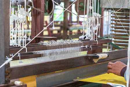 将丝棉编织在手工木质织布上机器技术织机织物棉布纺纱工艺纺织品工厂纤维背景