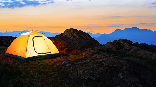 Beautirul深夜山的黄紫色帐篷 冒险与旅行背景图片