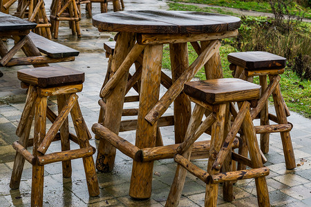餐饮业有雨天 带条拐杖 花园或梯田家具的空木桌高清图片