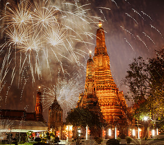 国家庆典异国情调的新年  曼谷 Wat Ar 新年倒计时烟花宝塔文化宗教景观工作旅游庆典旅行日落建筑学背景