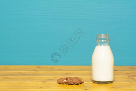 牛奶装在玻璃瓶和巧克力曲奇饼里背景图片