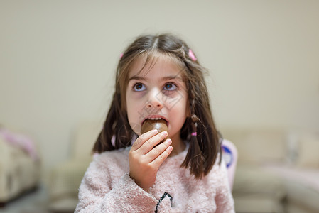 可爱的小女孩吃惊喜巧克力啊小吃孩子们幸福食物甜点手表女孩喜悦酒吧孩子背景图片