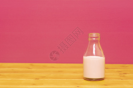 三分之一品脱奶瓶半满 加草莓奶昔背景图片
