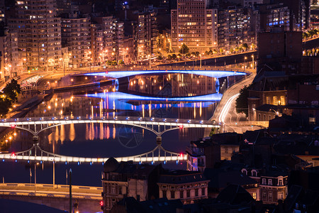 比利时列日桥 在马斯河上空放光展背景图片